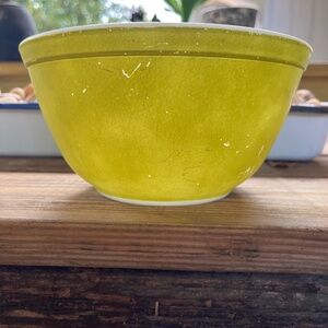 Vintage Pyrex #402  1 1/2 QT Mixing Bowl/ Avocado Green. #2